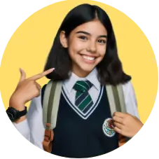 Chica feliz con uniforme lista para clases online en Clases Cursos y Más